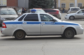 Пьяные хулиганы разбили стекло машины ДПС и ударили полицейского