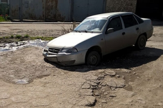 На Вишневой в яму провалилась "Дэу Нексия"