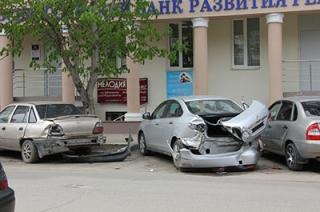 Неизвестный протаранил в центре Саратова три припаркованные машины