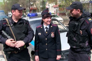 Женщина-полицейский полчаса удерживала в силовом захвате грабителя такси
