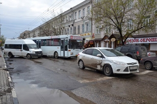Возле Крытого рынка в иномарку врезался маршрутный автобус