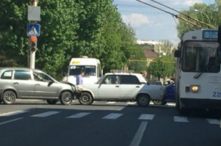 Авария на Московской затруднила движение общественного транспорта