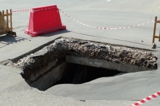 В центре Саратова провалился участок дороги