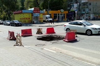Для устранения провала на Рахова ограничат движение транспорта