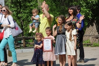 В горпарке на Доску почета занесли фотографии "Лучших семей губернии"