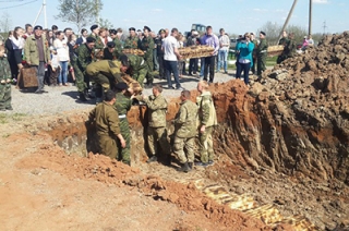 В Новгородской области перезахоронили останки саратовского красноармейца
