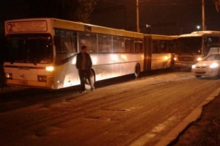 На Орджоникидзе не поделили дорогу два автобуса и немецкий седан