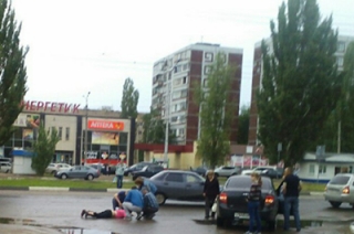 Женщина-водитель сбила пешехода и врезалась в припаркованное авто