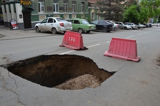 Рядом с отделом полиции провалился участок дороги