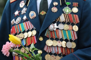 Следователи вручили подарки фронтовику Аркадию Баширову