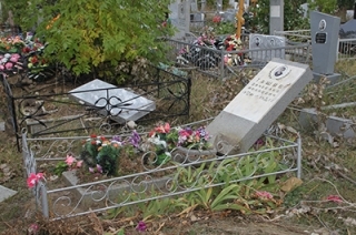 Пьяный водитель грузовика проехал по могилам на кладбище