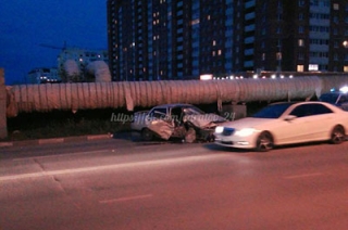 Автомобиль врезался в теплотрассу. Пострадали двое