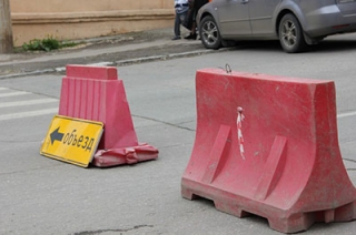 Из-за провала асфальта ограничено движение по Октябрьской