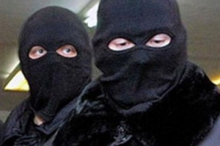 Молодые разбойники в шапках с прорезями для глаз напали на пенсионеров
