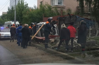 В Затоне иномарка вылетела с дороги и снесла забор жилого дома