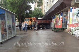 В центре города "Камаз" врезался в стену магазина