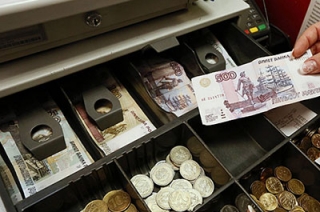 В Солнечном 20-летняя продавщица обчистила кассу пивного магазина
