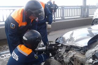 Авария остановила движение на мосту Саратов-Энгельс
