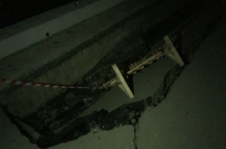 На новой набережной провалился асфальт и не горят фонари