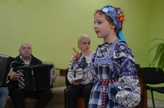 В Кировском районе избирателей развлекают песнями под гармонь
