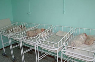 Новорожденных держали в палатах с облупившейся штукатуркой и грибком на стенах