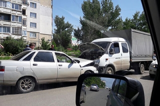 На Антонова лоб в лоб столкнулись "Газель" и "десятка"