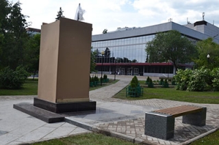Памятник Янковскому уже установили в сквере у Театра драмы