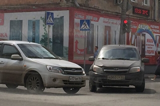 Авария парализовала движение по Горького и Кутякова
