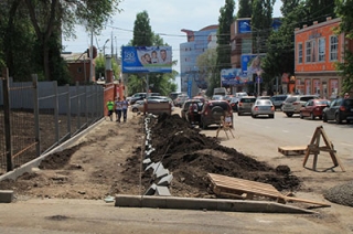 У нового корпуса областной детской больницы спешно ремонтируют тротуар