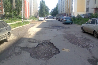Очевидец: ямы на улице Блинова залатали землей вместо асфальта