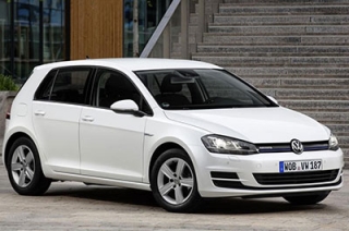 Приставы арестовали "Volkswagen Golf" на стоянке торгового центра