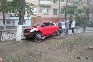 Водитель тонированной "Тойоты" заклеил номера скотчем после ДТП