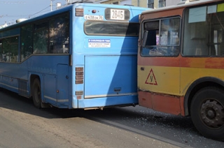 Троллейбус протаранил автобус на Московской