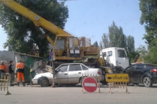 В центре Саратова сразу две иномарки врезались в автокран