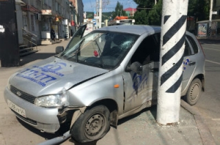 Водитель такси снес дорожный знак на Московской