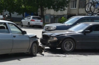 "BMW" и "десятка" не поделили дорогу в центре города