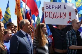 На Театральной площади саратовцы получали паспорта и пели о Родине