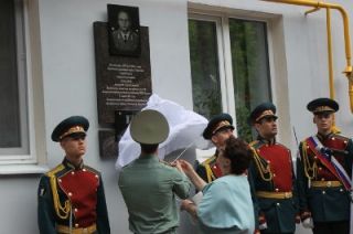 В Кировском районе появилась памятная доска в честь Анатолия Романова