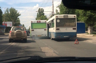 На 2-й Дачной два автобуса не поделили остановку