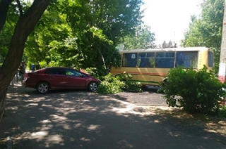 Скончался протаранивший две иномарки водитель балаковского автобуса
