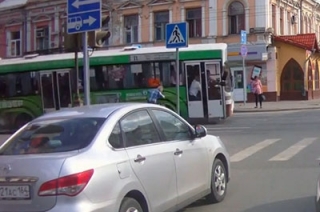 ГИБДД продолжает поиск виновного в ДТП с автобусом пешехода