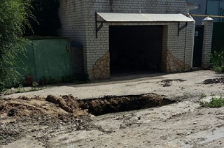 Жители дома на Вишневой из-за ямы не могут попасть в гараж