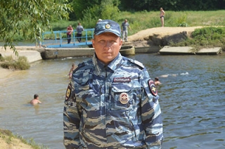 Саратовский кинолог на пляже спас тонущих ребенка и его отца