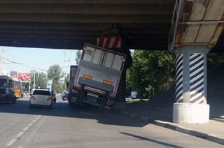 Под мостом на Шехурдина застряла фура "Магнита"