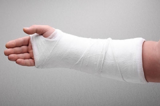 Гражданин выплатит полицейскому 70 тысяч рублей за сломанную руку