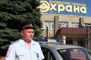 Отзывчивый полицейский помог автоледи поменять колесо