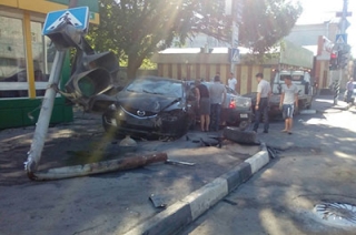 "Мазда" на высокой скорости снесла светофор в центре Саратова
