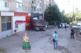 "Камаз" врезался в магазин. Подробности