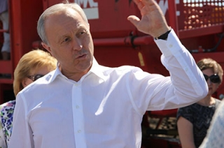 Валерий Радаев в поле: "Все для народа! Покупай саратовское!"