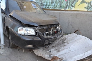 Пьяный водитель без прав врезался в дом на Московской. Возбуждено дело